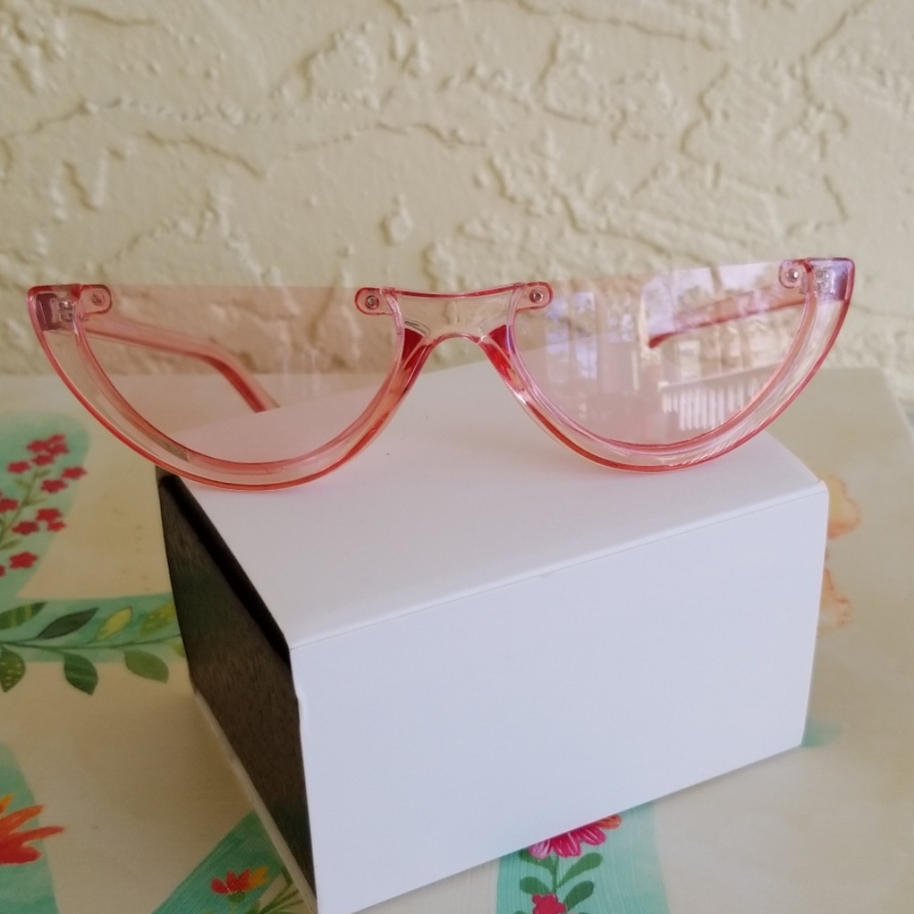 CLEAR PLATIC CAT EYE LOOK  FASHION SUNGLASSES - Picture 2 of 4